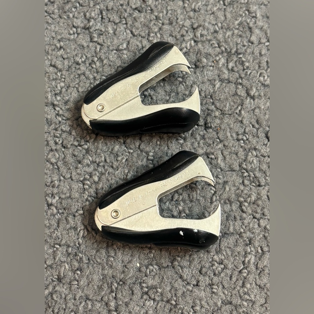 2 Count Staple Remover Claw Style Black